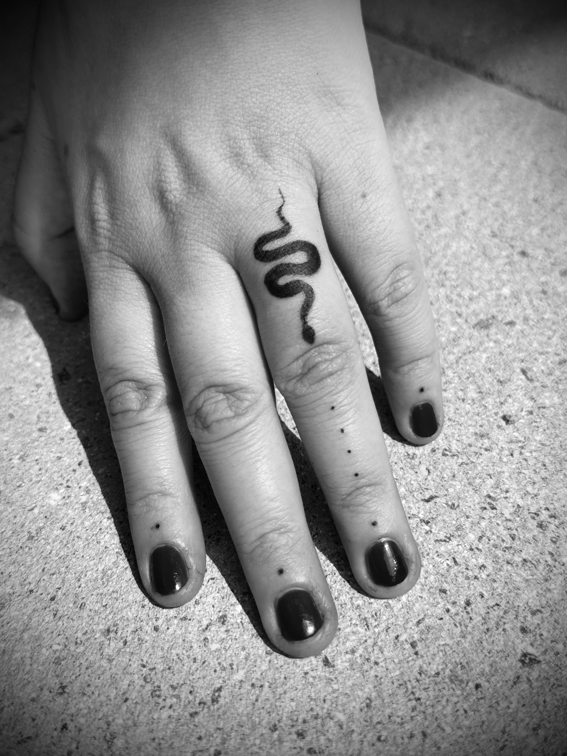 Schlangentattoo auf einer Hand